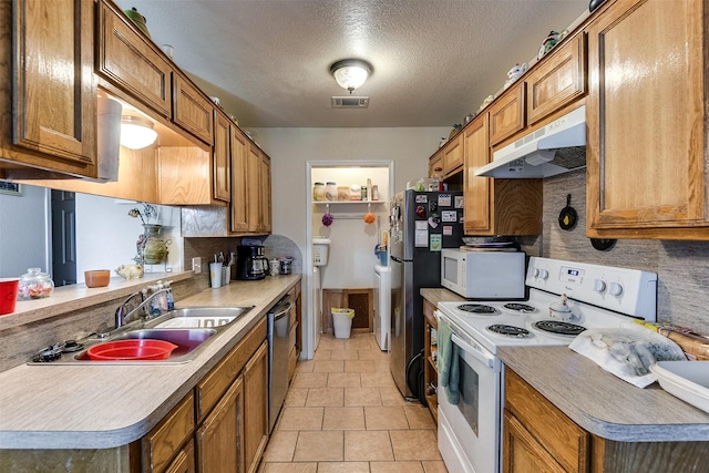 2545 E Renfro St, Burleson, TX 76028 - kitchen featuring stainless steel appliances, a sink, a textured ceiling, visible vents, and under cabinet range hood