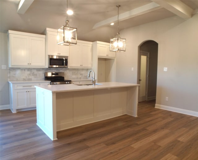 725 Raylan St, Springtown, TX 76082 - kitchen featuring a sink, decorative backsplash, a kitchen island with sink, arched walkways, and stainless steel appliances
