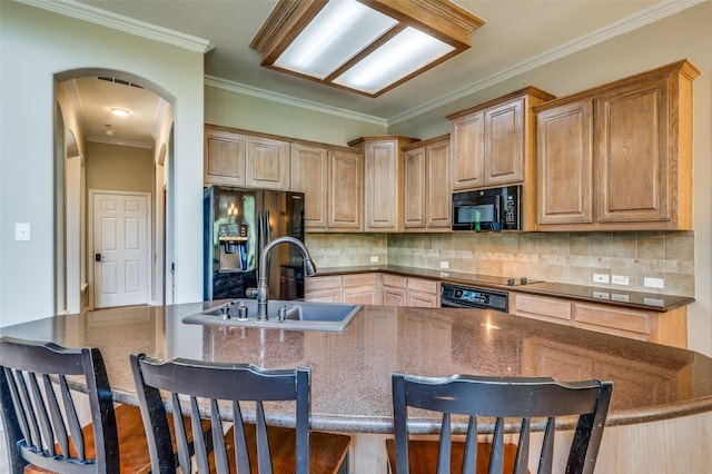103 Lakehill Ct, Hickory Creek, TX 75065 - kitchen featuring black appliances, a sink, arched walkways, a breakfast bar area, and backsplash