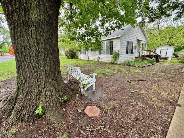 view of yard with an outdoor structure and a storage shed