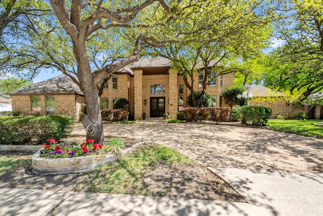 2020 Crown Knoll Ln, Plano, TX 75093 - traditional-style house with brick siding and curved driveway