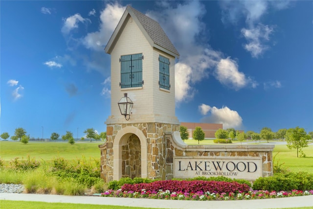 community sign featuring a yard