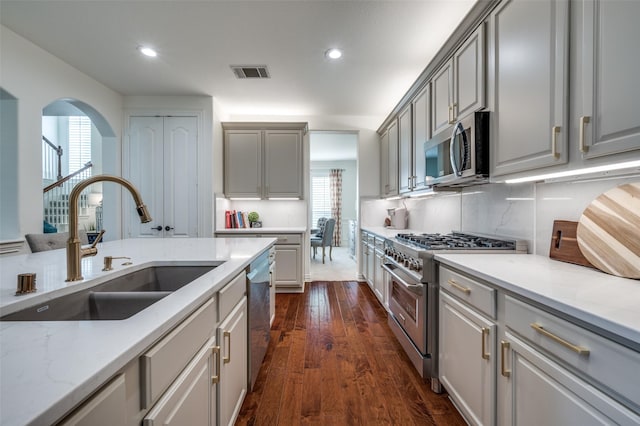 12067 Sunny St, Frisco, TX 75033 - kitchen with appliances with stainless steel finishes, a sink, gray cabinets, dark wood-type flooring, and recessed lighting