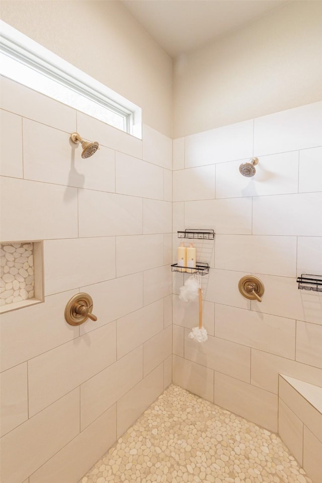 bathroom featuring tiled shower