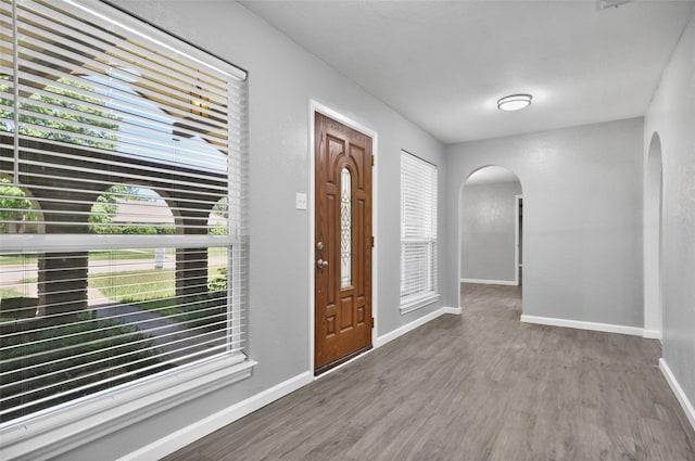6709 Santiago Ave, Fort Worth, TX 76133 - entrance foyer with arched walkways, wood finished floors, and baseboards