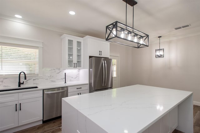 kitchen featuring stainless steel appliances, dark wood-style floors, a sink, visible vents, and white cabinetry