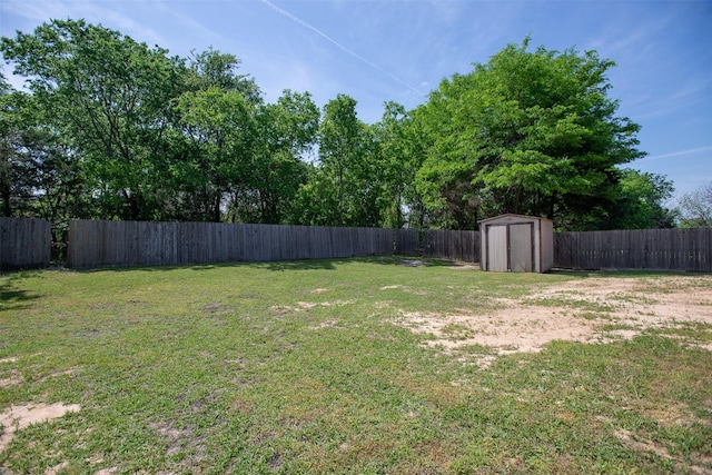 904 N Main St, Kemp, TX 75143 - view of yard featuring a fenced backyard, a storage unit, and an outdoor structure