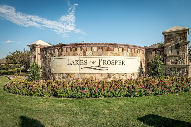 community sign with a lawn