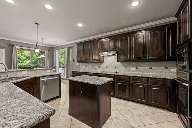 kitchen with stainless steel appliances, a sink, recessed lighting, decorative backsplash, and a kitchen island