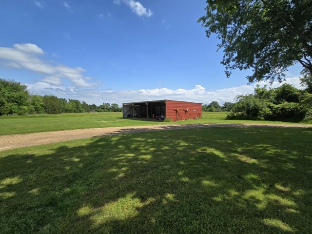 view of yard featuring an outbuilding