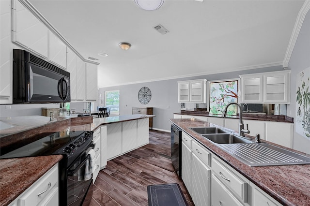 511 Kiowa Dr W, Lake Kiowa, TX 76240 - kitchen featuring white cabinets, a sink, visible vents, crown molding, and black appliances