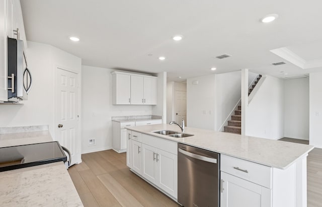 7200 Pederson Creek Way, Denton, TX 76208 - kitchen with appliances with stainless steel finishes, a sink, light wood-style floors, white cabinets, and a kitchen island with sink