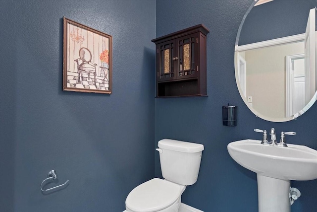 6514 Eagle Rock Dr, Frisco, TX 75036 - bathroom featuring baseboards, a sink, and toilet