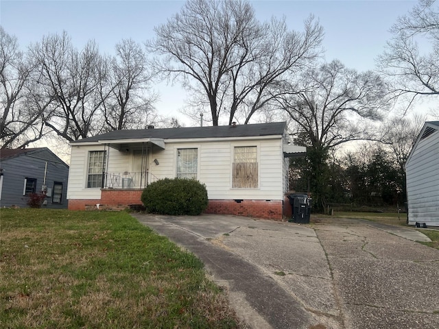 view of front of home featuring crawl space and a front lawn