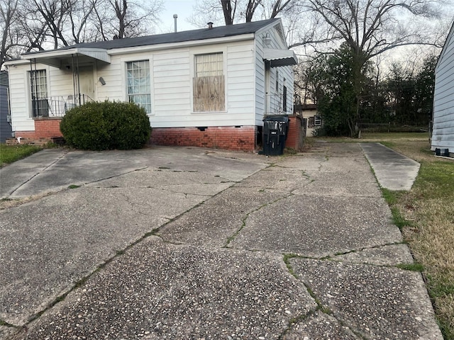exterior space featuring crawl space