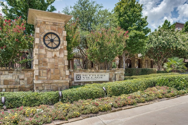 view of community / neighborhood sign