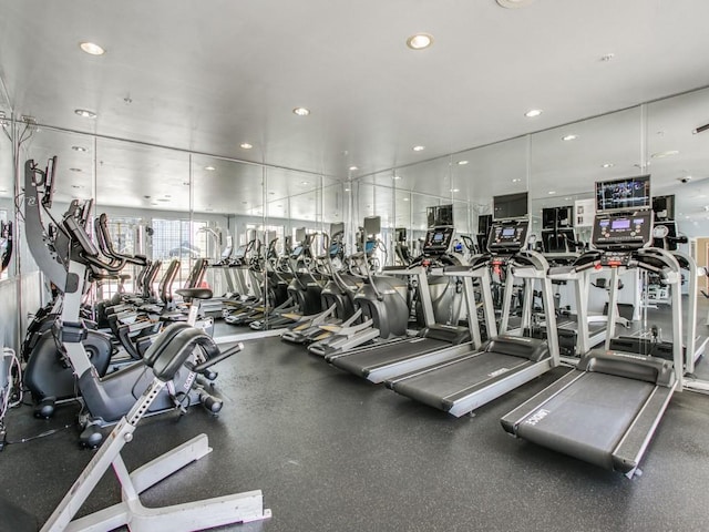 gym featuring recessed lighting