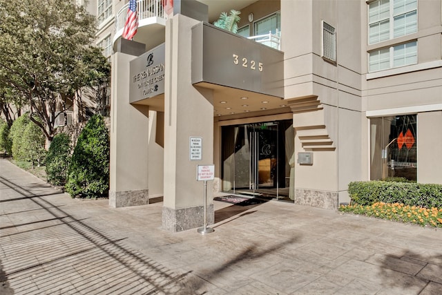 3225 Turtle Creek Blvd Unit 206, Dallas, TX 75219 - property entrance with stucco siding