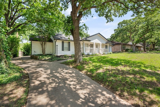 3319 Sheffield Dr, Arlington, TX 76013 - ranch-style home featuring covered porch, a front yard, and driveway