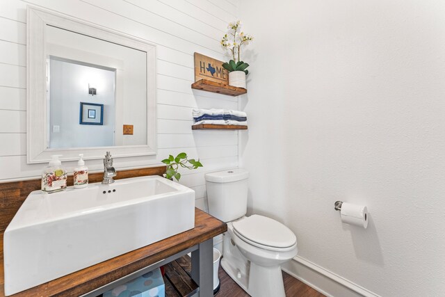 laundry area with a wealth of natural light, cabinet space, washing machine and clothes dryer, and a sink
