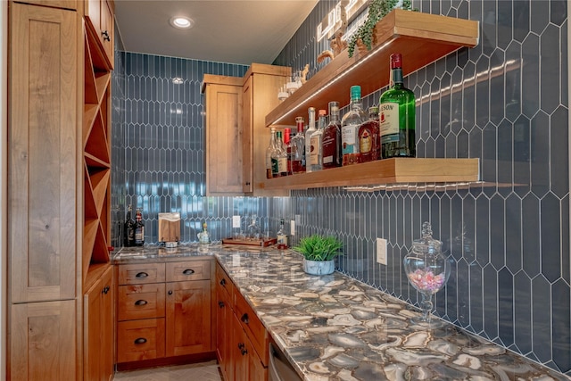bar with recessed lighting, bar area, and decorative backsplash