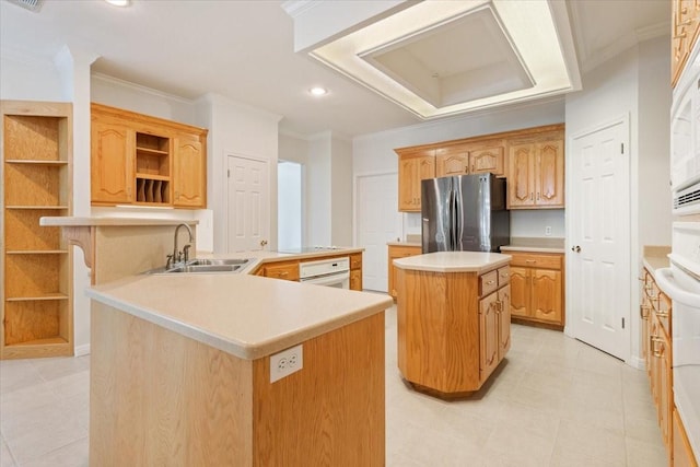 kitchen with crown molding, open shelves, a sink, freestanding refrigerator, and a kitchen island