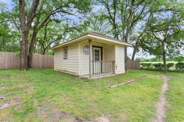 view of outdoor structure featuring a fenced backyard and an outdoor structure