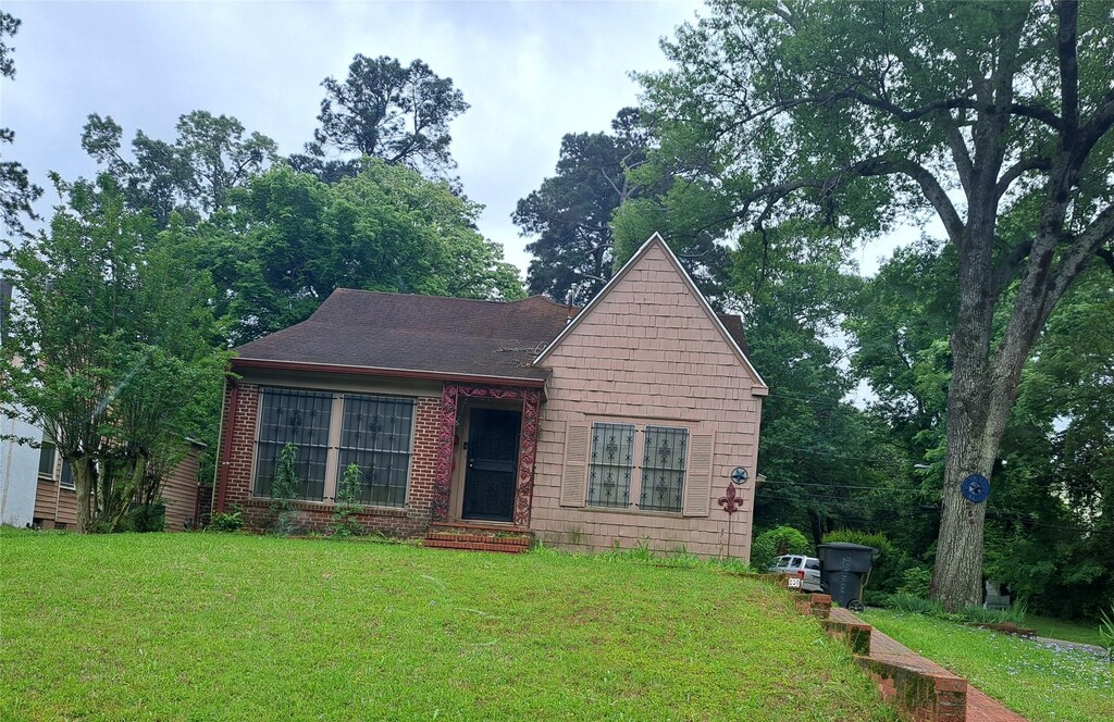 259 Merrick St, Shreveport, LA 71104 - bungalow with brick siding, a shingled roof, and a front yard
