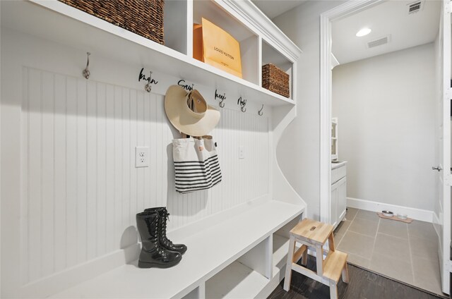 mudroom with visible vents and baseboards