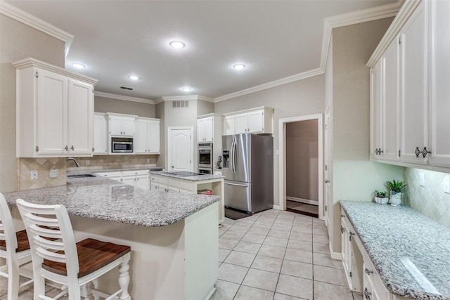 7021 Castle Creek Ct, Fort Worth, TX 76132 - kitchen with a sink, backsplash, a peninsula, appliances with stainless steel finishes, and visible vents