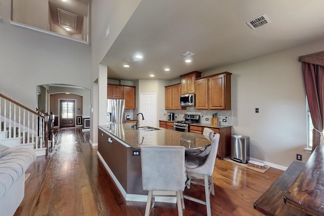 4001 Dellman Dr, Fort Worth, TX 76262 - kitchen with stainless steel appliances, arched walkways, a sink, visible vents, and dark wood-type flooring