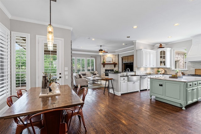 dining space with recessed lighting, crown molding, dark wood-style floors, and ceiling fan