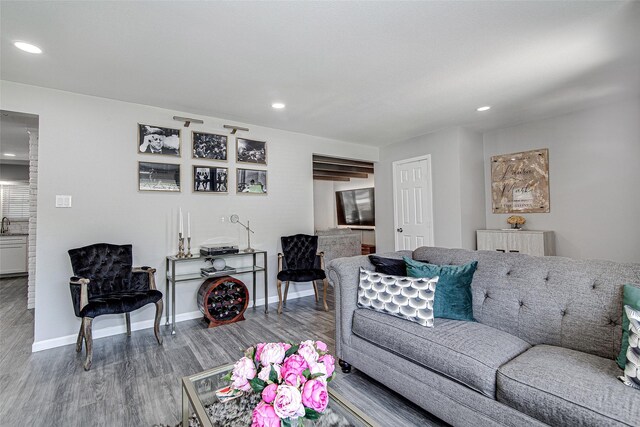 living area featuring recessed lighting, wood finished floors, and baseboards
