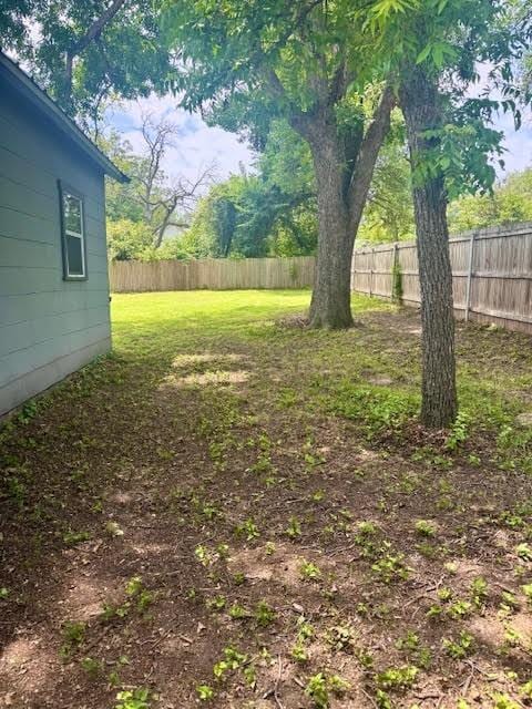 715 W Ball St, Weatherford, TX 76086 - view of fenced backyard