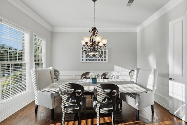 dining room featuring crown molding, an inviting chandelier, wood finished floors, and visible vents