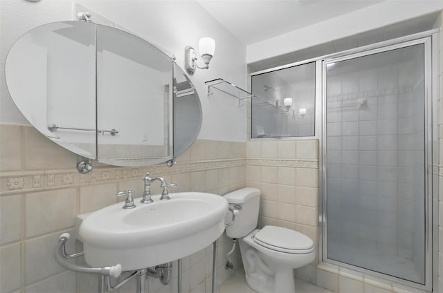 4320 Bellaire Dr S Unit 206W, Fort Worth, TX 76109 - full bathroom featuring a sink, a stall shower, wainscoting, tile walls, and toilet