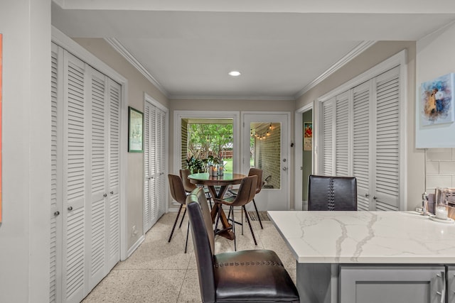 dining area featuring baseboards, recessed lighting, crown molding, and light speckled floor