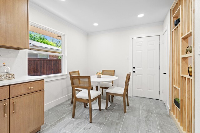 dining space with baseboards, ornamental molding, and recessed lighting