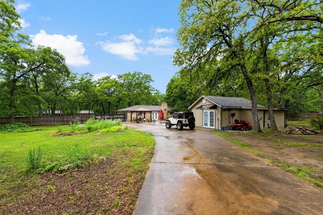 view of front facade featuring fence and driveway
