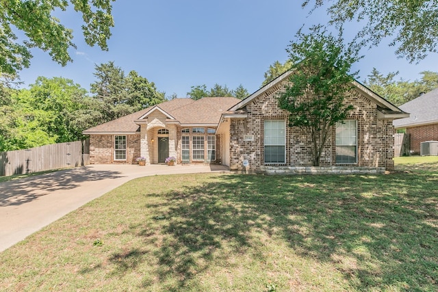 1944 Nottingham Dr, Kaufman, TX 75142 - single story home featuring fence, a front lawn, and brick siding