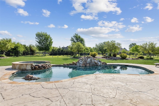 view of pool featuring fence, a lawn, a pool with connected hot tub, and a patio