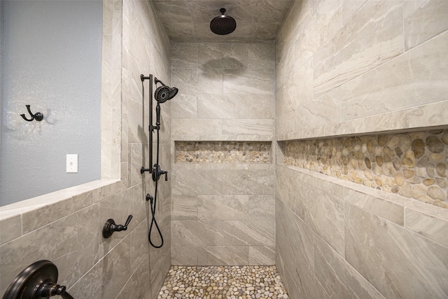 full bath with tiled shower