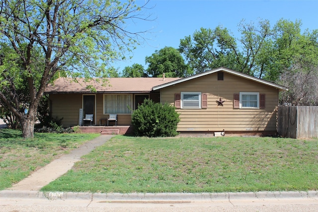 1281 W Eden St, Munday, TX 76371 - ranch-style home featuring a front lawn, fence, and a porch