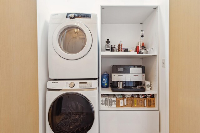 2200 Victory Ave Unit 2003, Dallas, TX 75219 - laundry room featuring estacked washer and dryer