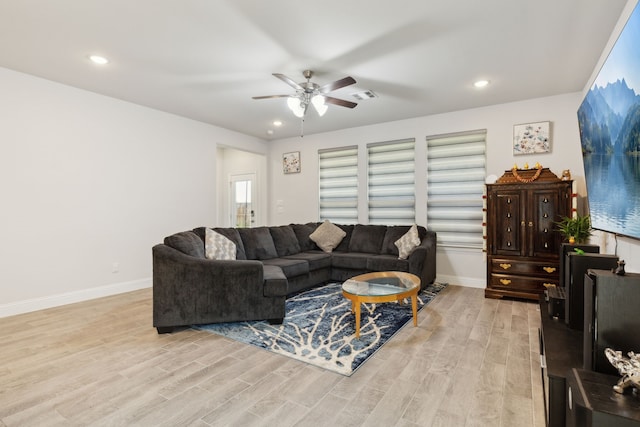 living area featuring recessed lighting, visible vents, light wood-style floors, baseboards, and ceiling fan