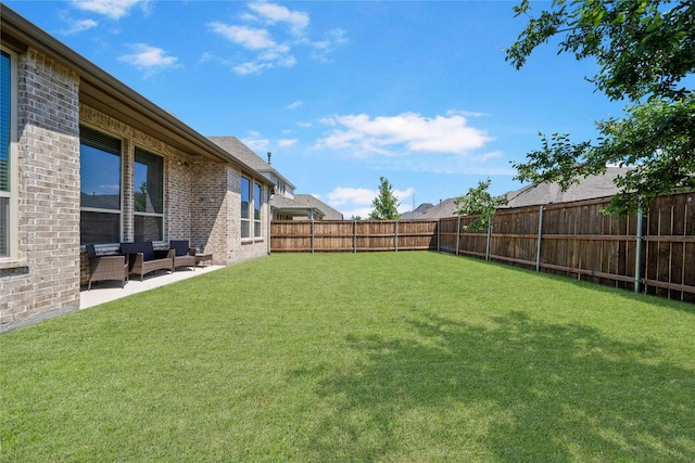view of yard with a patio area, a fenced backyard, and outdoor lounge area
