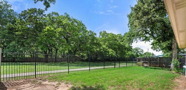 405 Londonderry Ln, Mansfield, TX 76063 - view of yard with a fenced backyard