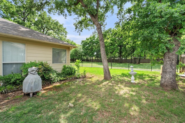 405 Londonderry Ln, Mansfield, TX 76063 - view of yard with fence