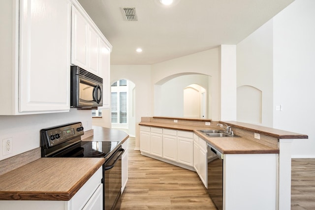 kitchen with recessed lighting, visible vents, a sink, light wood-style floors, and black appliances