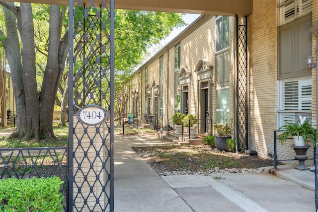 7404 W NW Hwy Unit 9, Dallas, TX 75225 - view of community featuring fence